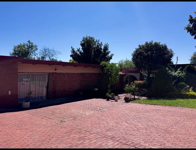 5 BEDROOM HOUSE FOR SALE IN CONSTANTIA PARK